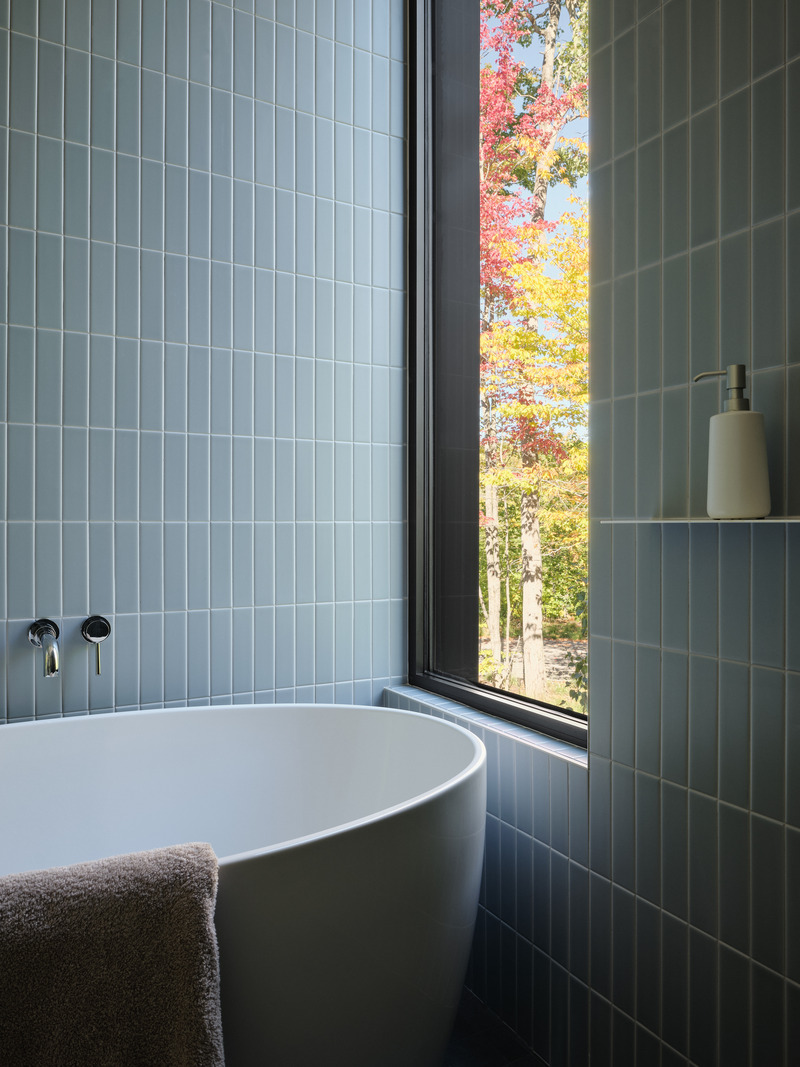 Dossier de presse | 7627-01 - Communiqué de presse | Entre lac et forêt - LOCUS architecture+design - Architecture résidentielle - Crédit photo : Maxime Brouillet