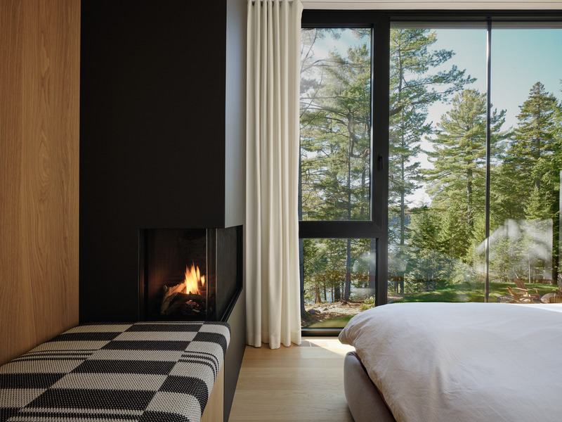 Dossier de presse | 7627-01 - Communiqué de presse | Entre lac et forêt - LOCUS architecture+design - Architecture résidentielle - Crédit photo : Maxime Brouillet