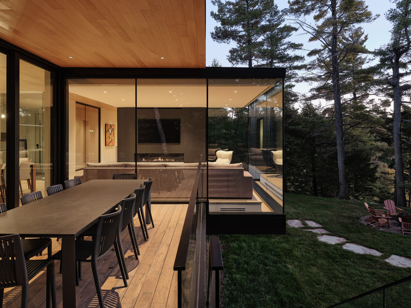 Dossier de presse | 7627-01 - Communiqué de presse | Entre lac et forêt - LOCUS architecture+design - Architecture résidentielle - Crédit photo : Maxime Brouillet