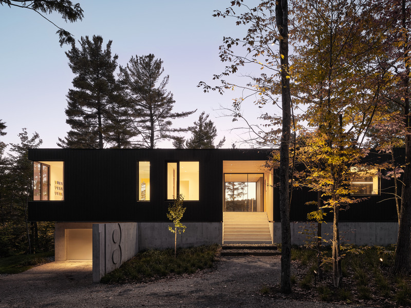 Dossier de presse | 7627-01 - Communiqué de presse | Entre lac et forêt - LOCUS architecture+design - Architecture résidentielle - Crédit photo : Maxime Brouillet