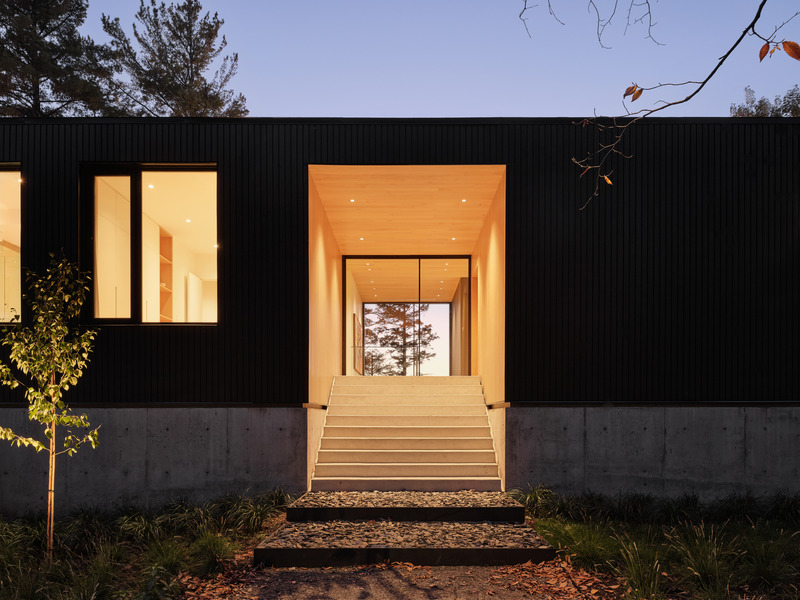 Dossier de presse | 7627-01 - Communiqué de presse | Entre lac et forêt - LOCUS architecture+design - Architecture résidentielle - Crédit photo : Maxime Brouillet