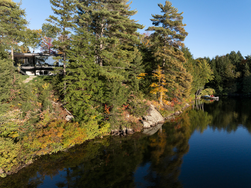 Dossier de presse | 7627-01 - Communiqué de presse | Entre lac et forêt - LOCUS architecture+design - Architecture résidentielle - Crédit photo : Maxime Brouillet