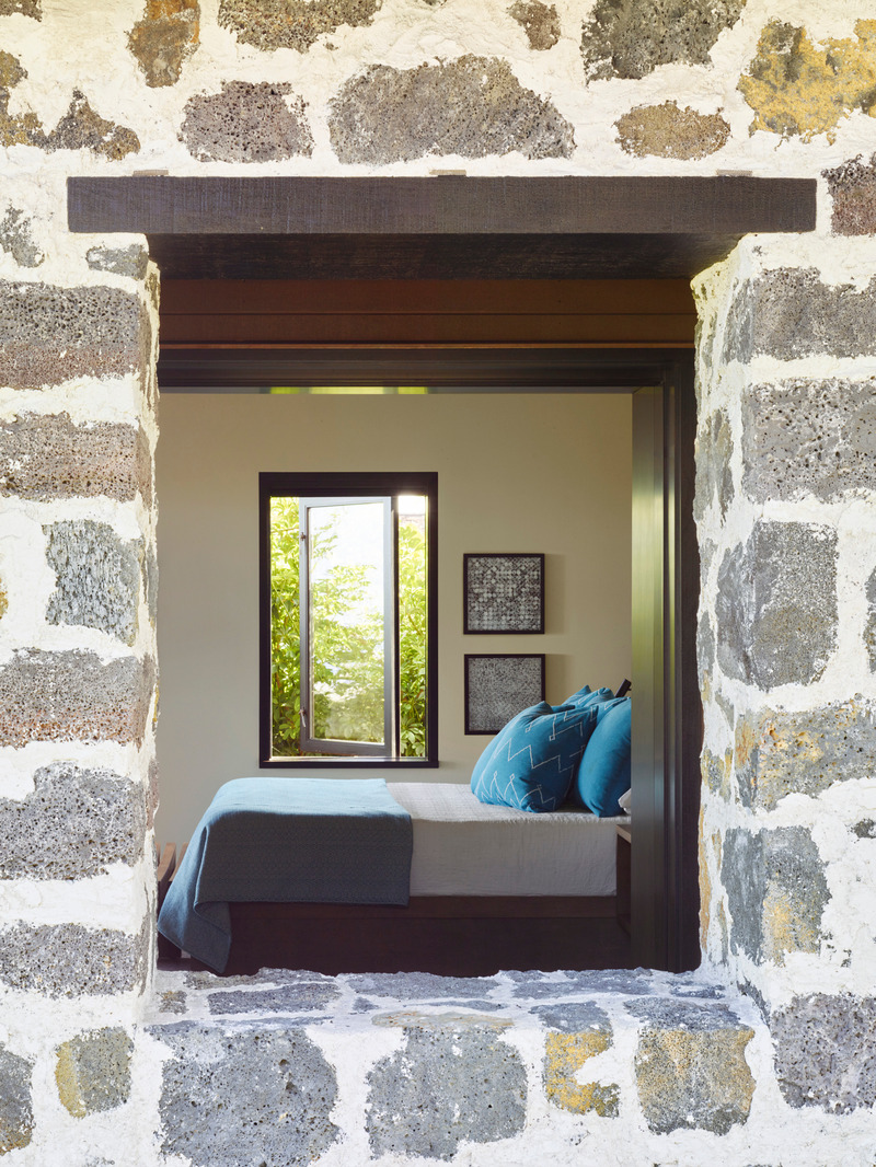 Dossier de presse | 2757-48 - Communiqué de presse | Three Hawaiian Residences By Philpotts Interiors Elevate Island Living - Philpotts Interiors - Design d’intérieur résidentiel -  <p style=""> Makani Eka, Big Island: Inspired by traditional Hawaiian villages that are typically organized in loose clusters, Makani Eka is set atop a hardened lava flow with views of sky, sun, and water. <br style=""></p>  - Crédit photo : Matthew Millman