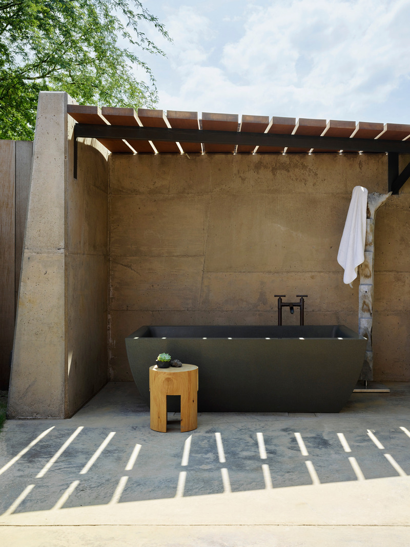 Dossier de presse | 2757-48 - Communiqué de presse | Three Hawaiian Residences By Philpotts Interiors Elevate Island Living - Philpotts Interiors - Design d’intérieur résidentiel -   Makani Eka: The master bath is an indoor-outdoor spa experience. A healing garden and custom concrete tub were designed into the courtyard space for maximum luxury.  <span></span>  - Crédit photo : Matthew Millman