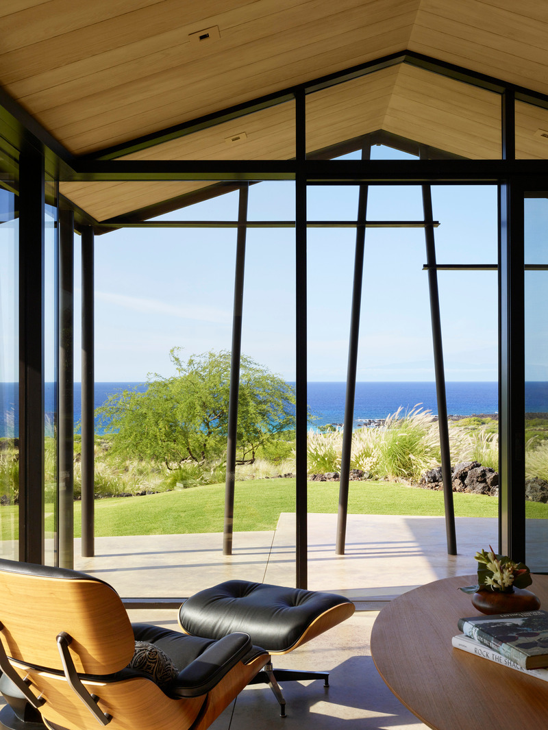 Dossier de presse | 2757-48 - Communiqué de presse | Three Hawaiian Residences By Philpotts Interiors Elevate Island Living - Philpotts Interiors - Design d’intérieur résidentiel -  Makani Eka: The primary suite's sitting area features a Charles and Ray Eames lounger and sweeping Maui views.  - Crédit photo : Matthew Millman 