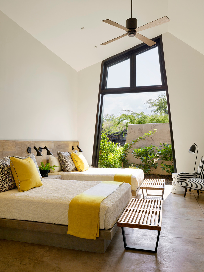 Dossier de presse | 2757-48 - Communiqué de presse | Three Hawaiian Residences By Philpotts Interiors Elevate Island Living - Philpotts Interiors - Design d’intérieur résidentiel -   Makani Eka: The guest bedroom design strikes a balance between modernity and tradition.   - Crédit photo : Matthew Millman