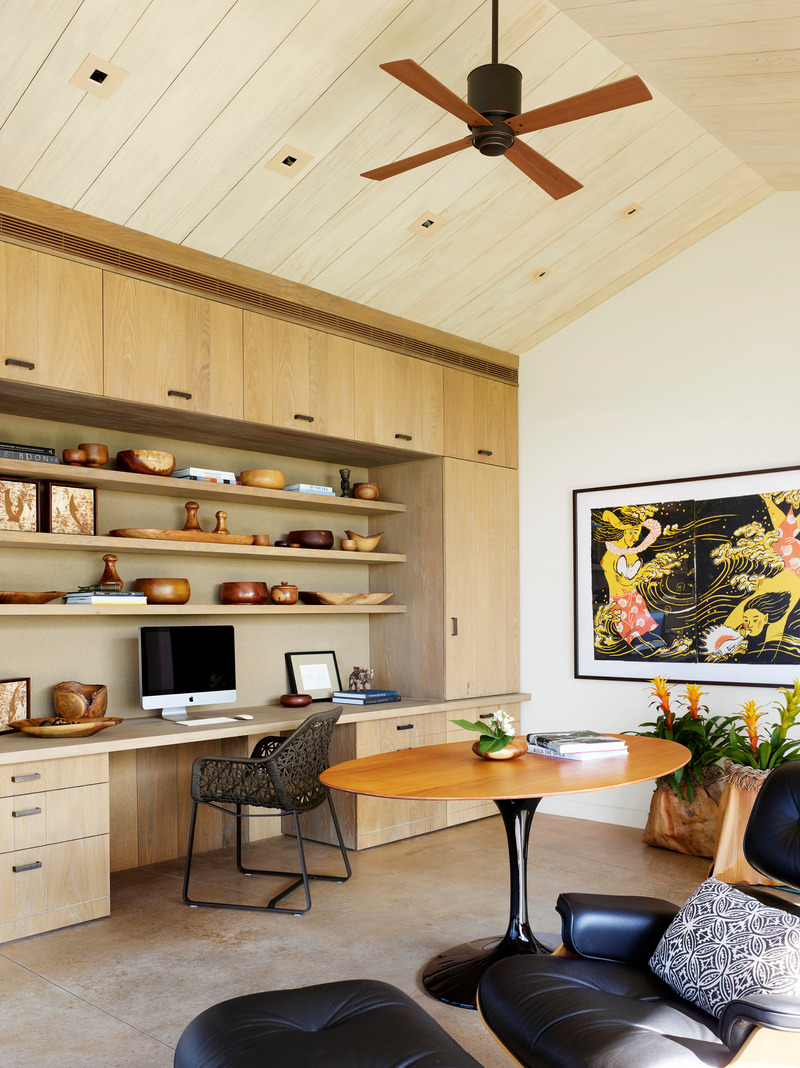 Dossier de presse | 2757-48 - Communiqué de presse | Three Hawaiian Residences By Philpotts Interiors Elevate Island Living - Philpotts Interiors - Design d’intérieur résidentiel -   Makani Eka: Throughout the house, finished concrete floors are cool to the touch and make for easy maintenance. An Eero Saarinen table continues the midcentury vibe.    - Crédit photo : Matthew Millman
