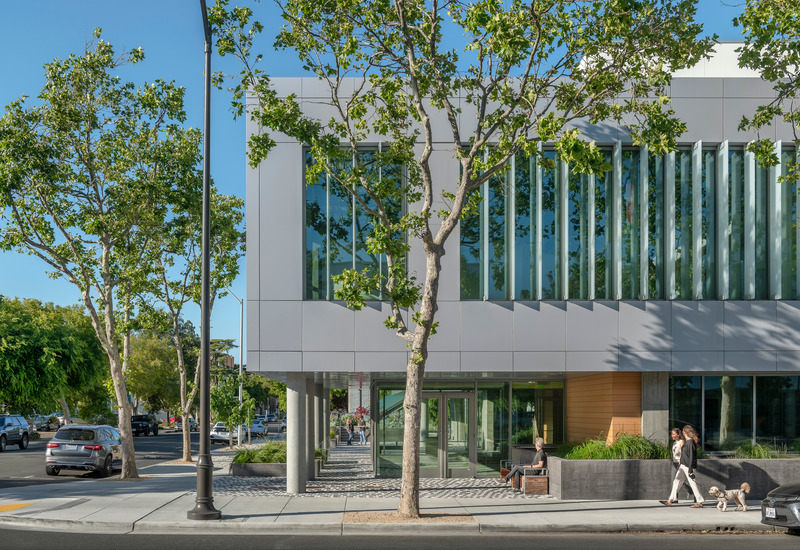 Dossier de presse | 6576-04 - Communiqué de presse | Hayes Group Architects Honored for Its Modern Projects in Silicon Valley - Hayes Group Architects - Architecture commerciale -   2515 El Camino:   This project transformed an old-world automobile-oriented suburban retail island into a mixed-use walkable center, increasing housing supply, while reducing car dependency, and bringing new round-the-clock vitality to a previously quiet site on a main thoroughfare.  - Crédit photo : Patrik Argast