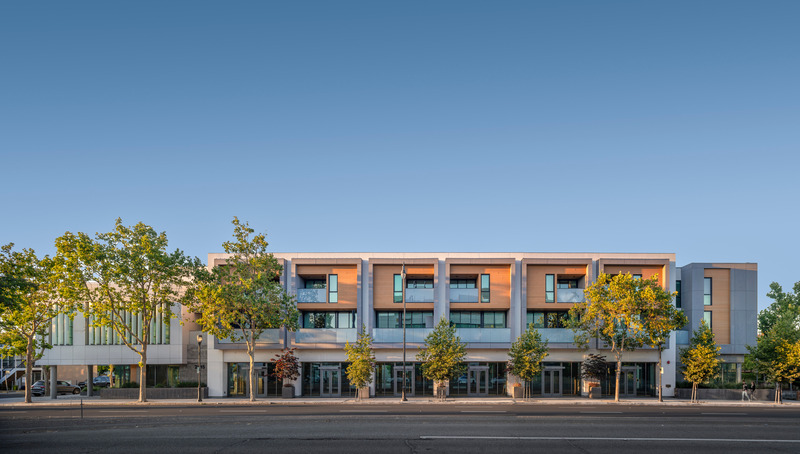 Dossier de presse | 6576-04 - Communiqué de presse | Hayes Group Architects Honored for Its Modern Projects in Silicon Valley - Hayes Group Architects - Architecture commerciale -   2515 El Camino: The majority of parking is now located below-grade allowing the entire street frontage along El Camino Real to be lined with retail space, activating the ground floor. Residential units on the upper 2 stories add 'eyes on the street' while maintaining privacy. <br>  - Crédit photo : Patrik Argast