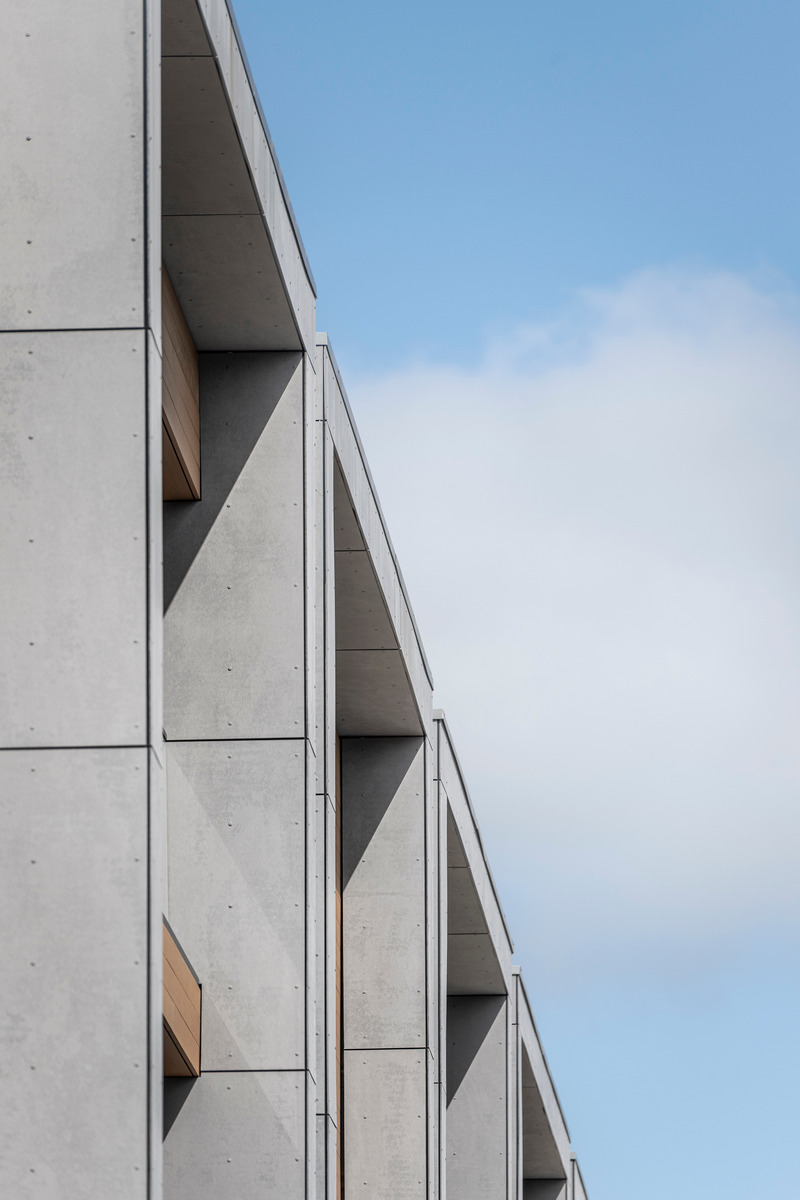 Dossier de presse | 6576-04 - Communiqué de presse | Hayes Group Architects Honored for Its Modern Projects in Silicon Valley - Hayes Group Architects - Architecture commerciale -   2515 El Camino:  Exterior two-story frames clad in Equitone Tectiva fiber cement panels with a brushed surface texture express each residential unit, while providing privacy for the exterior terraces, and sun shading for exterior glazing.   - Crédit photo : Patrik Argast