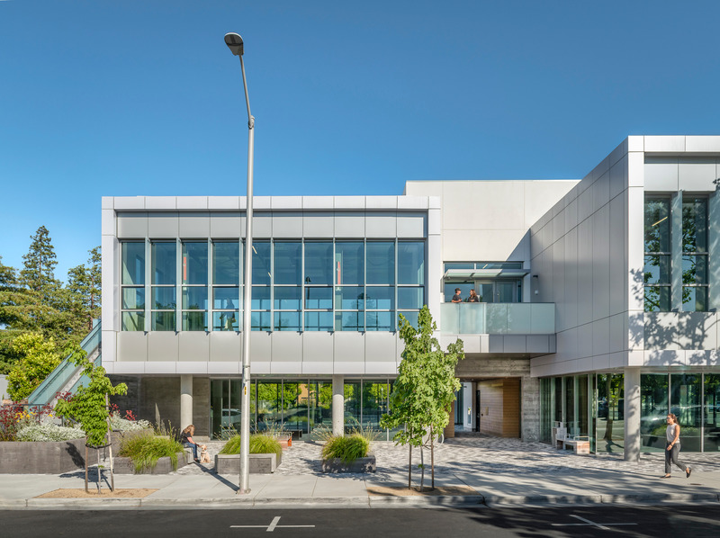 Dossier de presse | 6576-04 - Communiqué de presse | Hayes Group Architects Honored for Its Modern Projects in Silicon Valley - Hayes Group Architects - Architecture commerciale -   2515 El Camino: A new public outdoor courtyard is provided on the side street oriented towards the nearby commercial center, California Avenue, inviting residents, patrons and passers-by to linger. Access for commercial and residential areas are separated by unique entry points and separate elevators to reinforce privacy and security. <br style="">   - Crédit photo : Patrik Argast