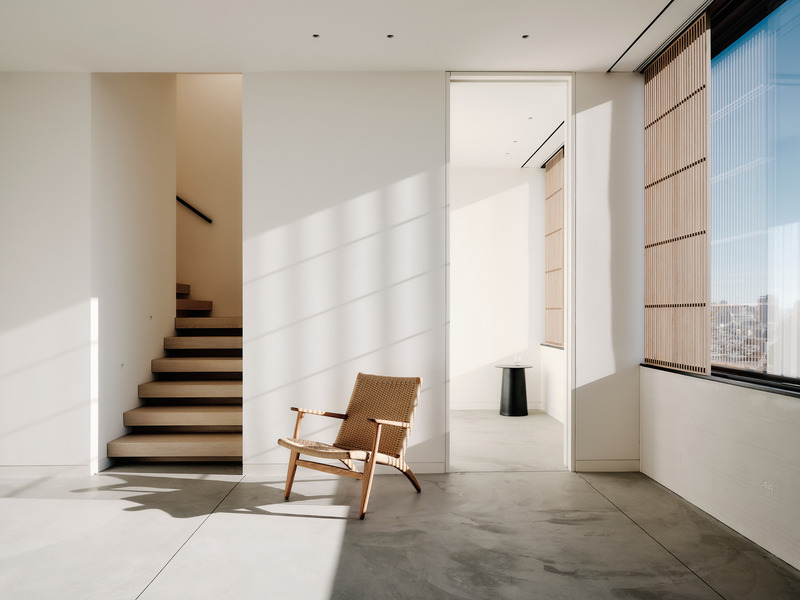 Dossier de presse | 2757-50 - Communiqué de presse | Min Design Elevates the Everyday with Elegant Architecture - Min Design - Architecture résidentielle -  Capturing Light: Bounded by neighboring buildings, Min Design designed this space so that light is manipulated to create private and intimate moments that transform and delight throughout the day into night.   - Crédit photo : Joe Fletcher