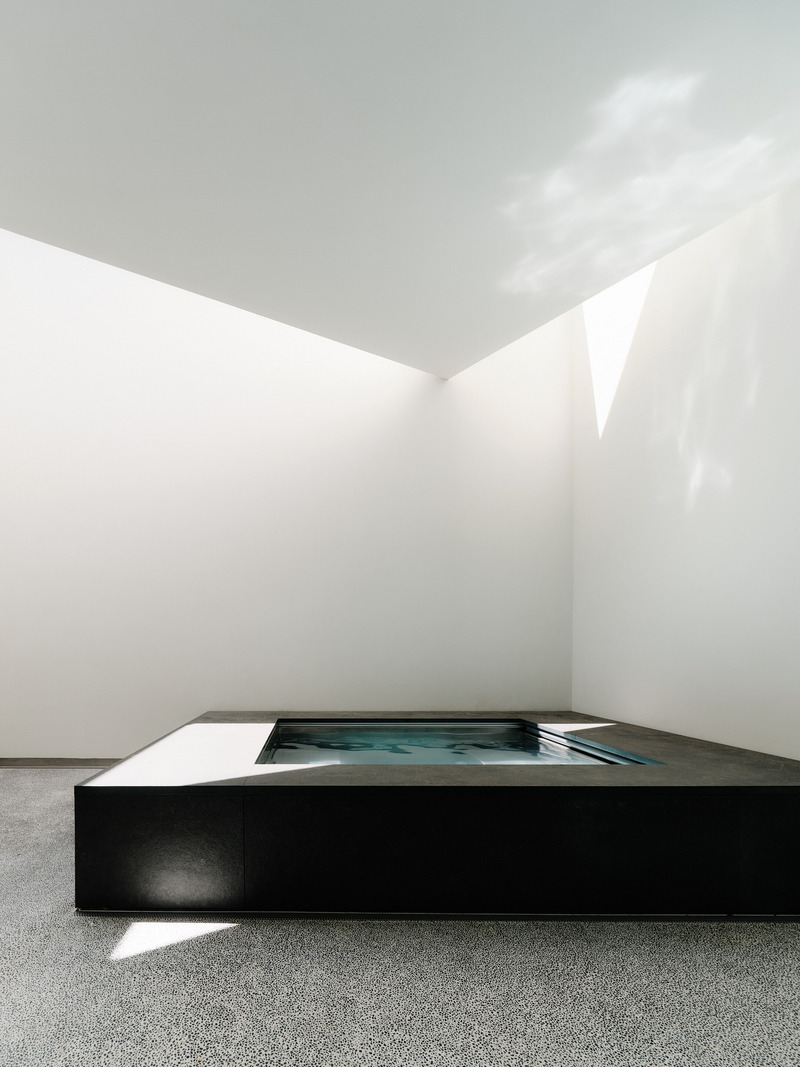 Dossier de presse | 2757-50 - Communiqué de presse | Min Design Elevates the Everyday with Elegant Architecture - Min Design - Architecture résidentielle - Capturing Light: A sunken courtyard acts as a light-reflecting oasis.  - Crédit photo : Joe Fletcher