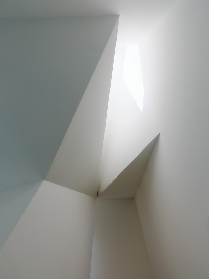 Dossier de presse | 2757-50 - Communiqué de presse | Min Design Elevates the Everyday with Elegant Architecture - Min Design - Architecture résidentielle -  Capturing Light:  Another view of the distinctive light sculptures.  - Crédit photo : Joe Fletcher