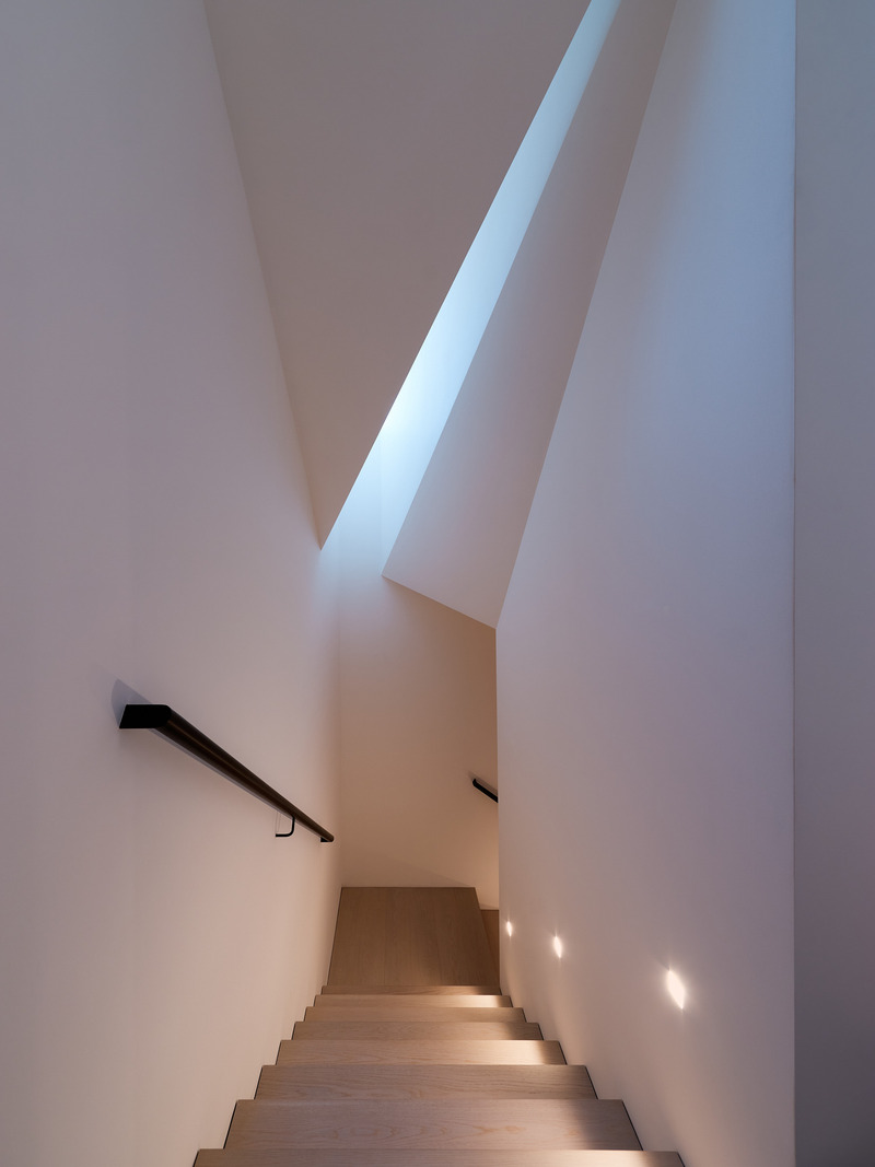 Dossier de presse | 2757-50 - Communiqué de presse | Min Design Elevates the Everyday with Elegant Architecture - Min Design - Architecture résidentielle - Capturing Light: At its heart lies the four-story stairwell, serving as both a spatial connector and a canvas for dynamic light sculptures. - Crédit photo :  Joe Fletcher 