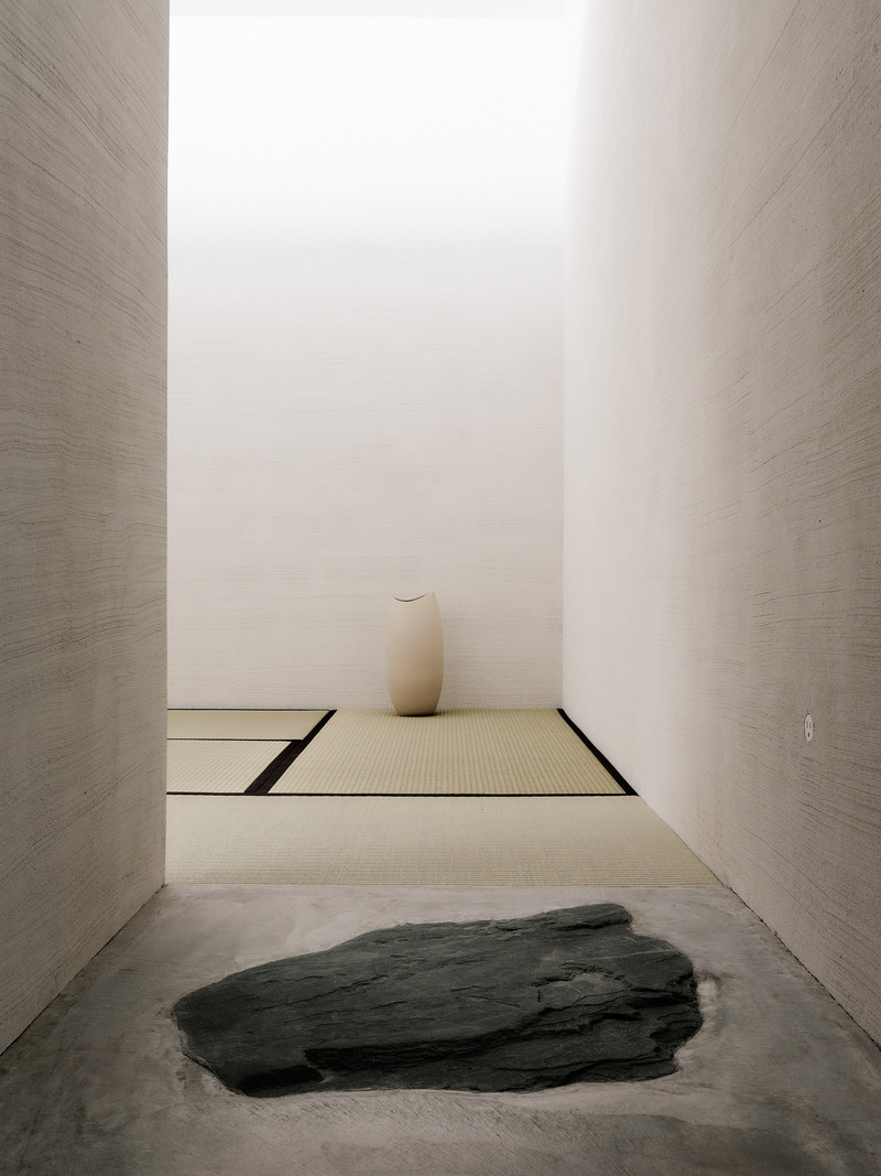 Dossier de presse | 2757-50 - Communiqué de presse | Min Design Elevates the Everyday with Elegant Architecture - Min Design - Architecture résidentielle -  Capturing Light: The meditation room invites serenity with its interplay of light, shadow, and texture.  - Crédit photo : Joe Fletcher