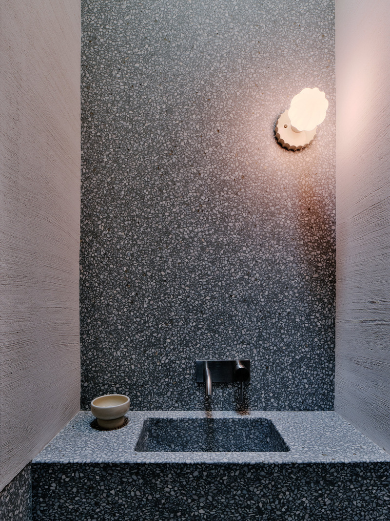 Dossier de presse | 2757-50 - Communiqué de presse | Min Design Elevates the Everyday with Elegant Architecture - Min Design - Architecture résidentielle - Capturing Light: The powder room juxtaposes textures and materials to create a chiaroscuro effect, enriching the living spaces with depth and intrigue. - Crédit photo : Joe Fletcher