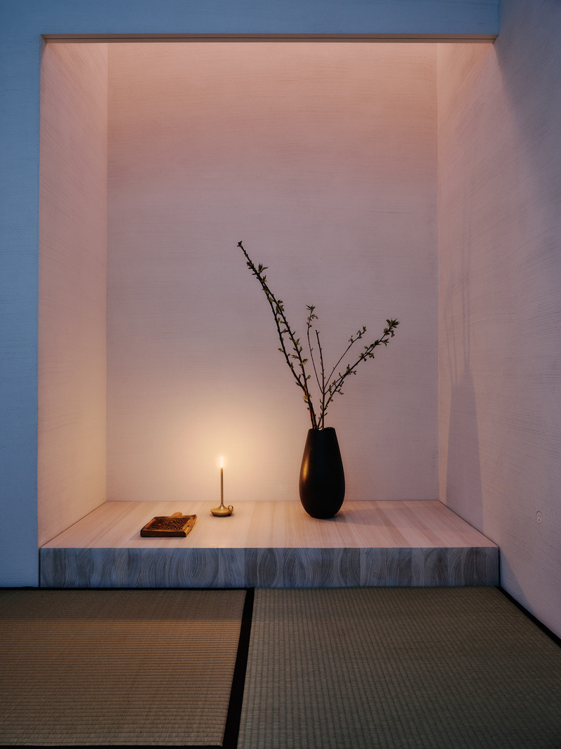 Dossier de presse | 2757-50 - Communiqué de presse | Min Design Elevates the Everyday with Elegant Architecture - Min Design - Architecture résidentielle -  Capturing Light: Meditation Room at night. - Crédit photo : Joe Fletcher