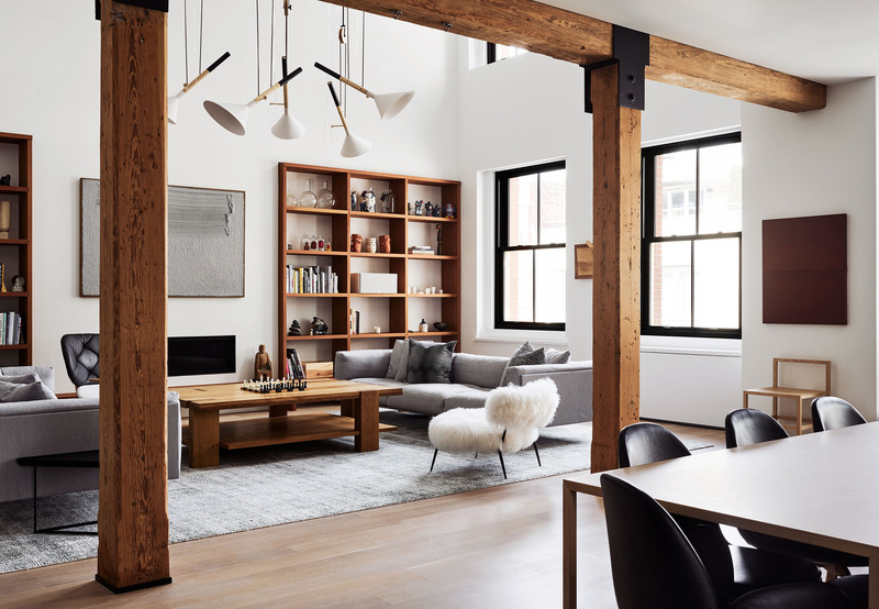 Dossier de presse | 2757-50 - Communiqué de presse | Min Design Elevates the Everyday with Elegant Architecture - Min Design - Architecture résidentielle -  Tribeca Penthouse: Utilizing durable, unfussy materials and minimal color, the design contrasts with the heavy existing timber posts and beams, while providing a serene environment for the owners' personal curation.  - Crédit photo :  Brooke Holm 