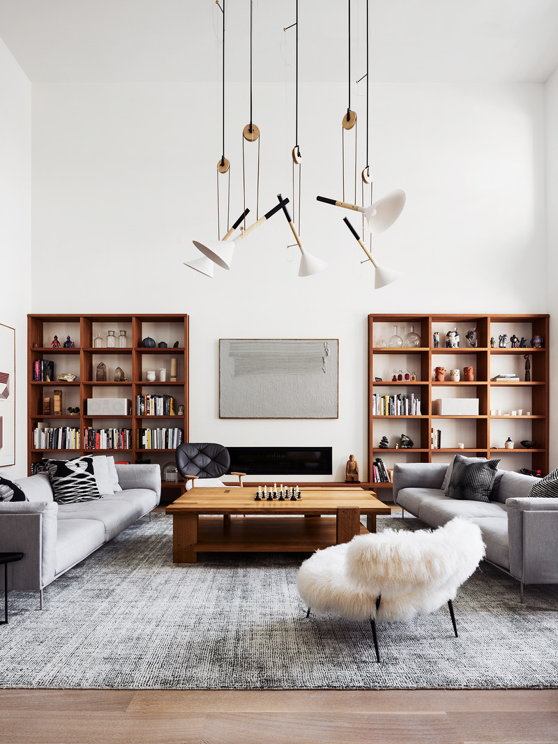Dossier de presse | 2757-50 - Communiqué de presse | Min Design Elevates the Everyday with Elegant Architecture - Min Design - Architecture résidentielle -  Tribeca Penthouse: Deep inset shelving in the thickened fireplace wall provides much needed texture and scale for the living area.   - Crédit photo :  Brooke Holm 