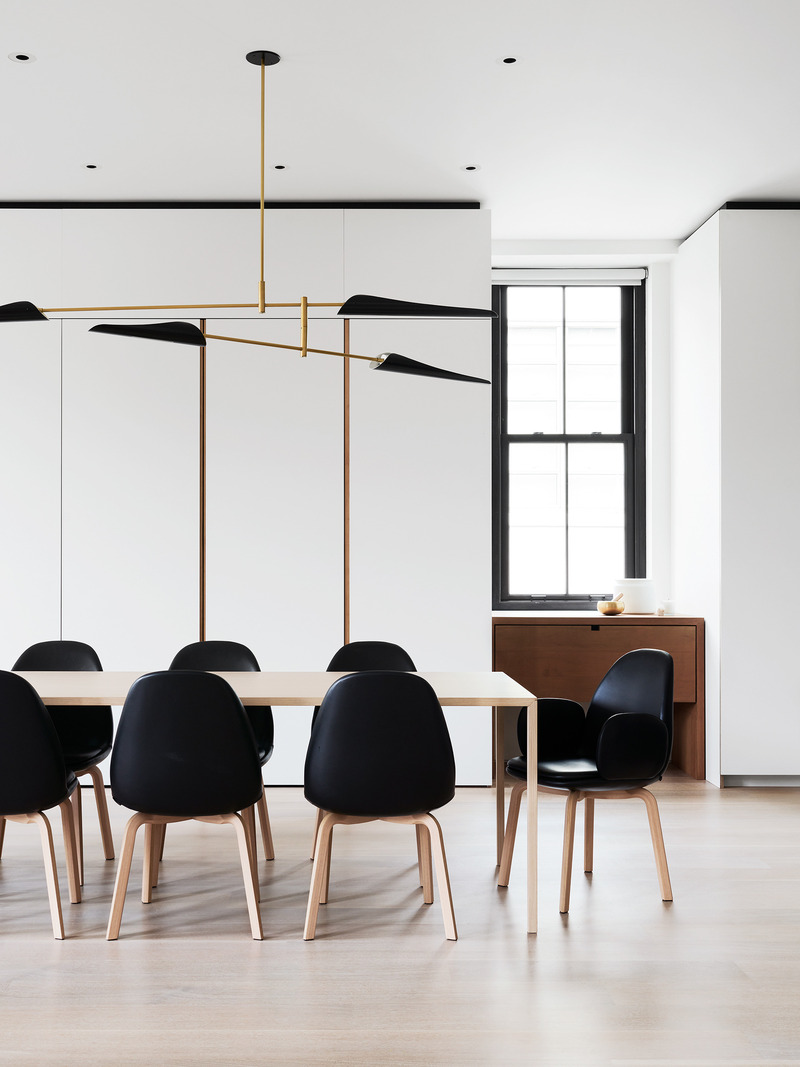 Dossier de presse | 2757-50 - Communiqué de presse | Min Design Elevates the Everyday with Elegant Architecture - Min Design - Architecture résidentielle -  Tribeca Penthouse: The use of white paint on walls and millwork allows daylight to bounce and reflect light through the apartment. While the color palette is restrained, the material palette provides a textural richness and detail  - Crédit photo :  Brooke Holm 