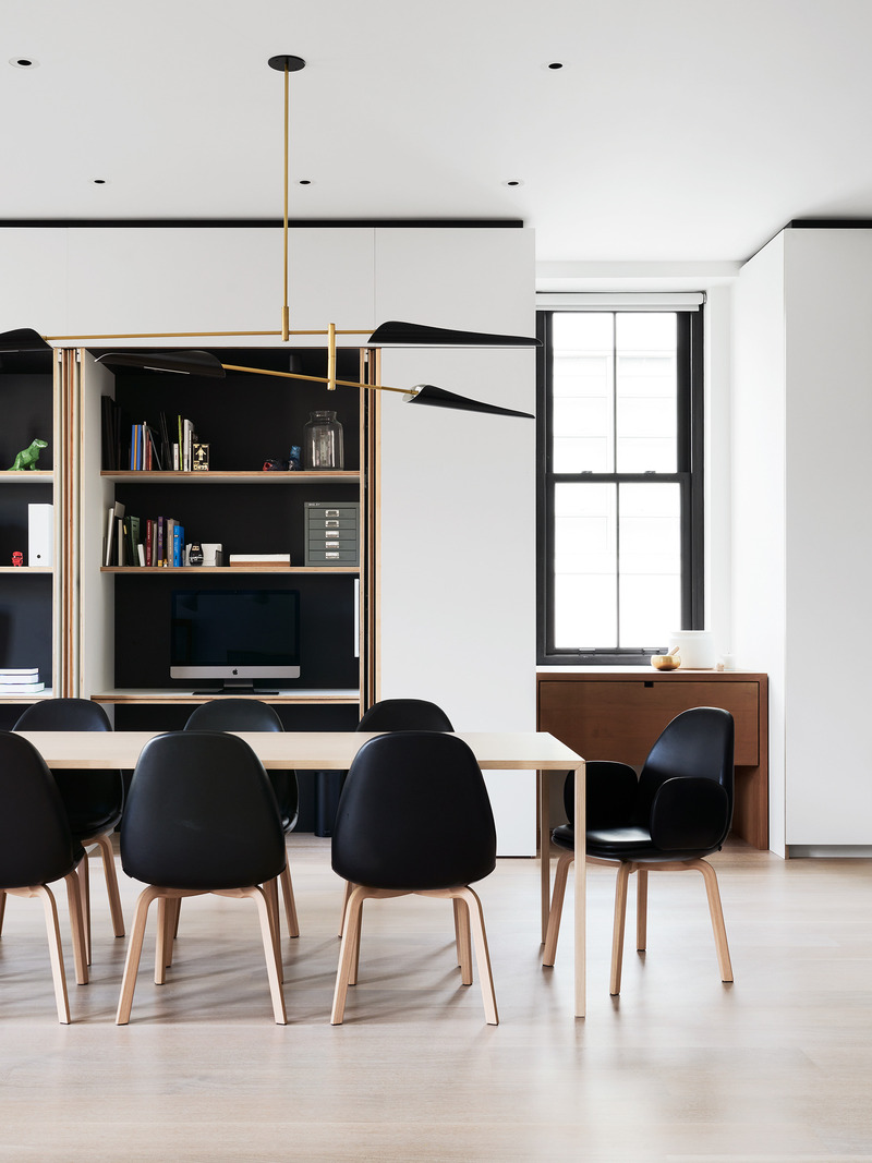Dossier de presse | 2757-50 - Communiqué de presse | Min Design Elevates the Everyday with Elegant Architecture - Min Design - Architecture résidentielle -  Tribeca Penthouse: Recesses, wall columns, and soffits were engaged or hidden within cabinetry to provide a visually elegant space  - Crédit photo :  Brooke Holm 