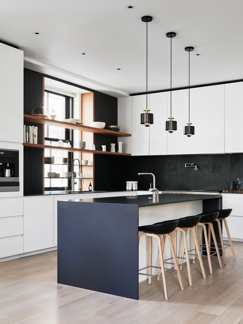 Dossier de presse | 2757-50 - Communiqué de presse | Min Design Elevates the Everyday with Elegant Architecture - Min Design - Architecture résidentielle -  Tribeca Penthouse: The kitchen perfectly showcases how a variety of material textures work within the restrained and elemental color palette.  - Crédit photo :  Brooke Holm 