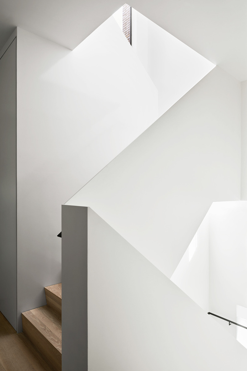 Dossier de presse | 2757-50 - Communiqué de presse | Min Design Elevates the Everyday with Elegant Architecture - Min Design - Architecture résidentielle -  Tribeca Penthouse: At the apex of the stair, large windows offer panoramic views of the roof terrace and city beyond, providing a captivating conclusion to the journey through this meticulously crafted penthouse retreat.  - Crédit photo :  Brooke Holm 