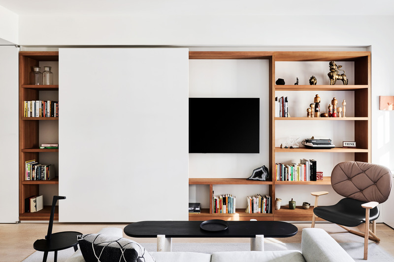 Dossier de presse | 2757-50 - Communiqué de presse | Min Design Elevates the Everyday with Elegant Architecture - Min Design - Architecture résidentielle -  Tribeca Penthouse: A large white panel hides the TV and components when not in use and is designed to feel like part of the wall when open.   - Crédit photo :  Brooke Holm 