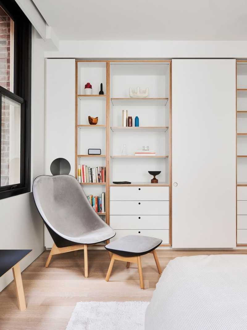Dossier de presse | 2757-50 - Communiqué de presse | Min Design Elevates the Everyday with Elegant Architecture - Min Design - Architecture résidentielle -  Tribeca Penthouse: Custom shelving creates definition and added warmth to the walls  in the primary bedroom.   - Crédit photo :  Brooke Holm 