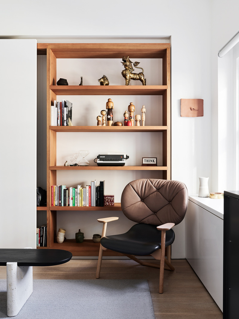Dossier de presse | 2757-50 - Communiqué de presse | Min Design Elevates the Everyday with Elegant Architecture - Min Design - Architecture résidentielle -  Tribeca Penthouse: Custom shelving in the living room offers unique view points.    - Crédit photo :  Brooke Holm 