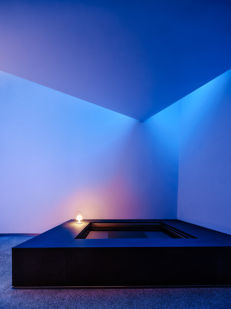 Dossier de presse | 2757-50 - Communiqué de presse | Min Design Elevates the Everyday with Elegant Architecture - Min Design - Architecture résidentielle -  Capturing Light: Color-changing LED installations allow for elegant nighttime experiences.   - Crédit photo : Joe Fletcher
