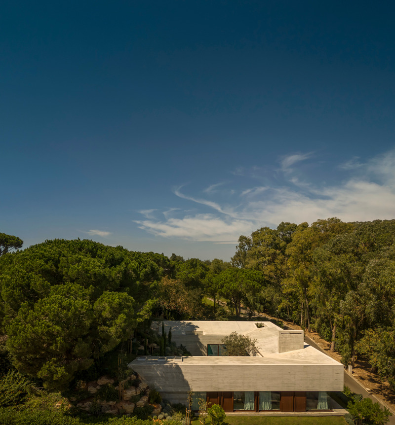Dossier de presse | 7557-04 - Communiqué de presse | Un dialogue entre architecture et topographie : la maison d’Oeiras - OODA - Architecture résidentielle - Crédit photo : Fernando Guerra