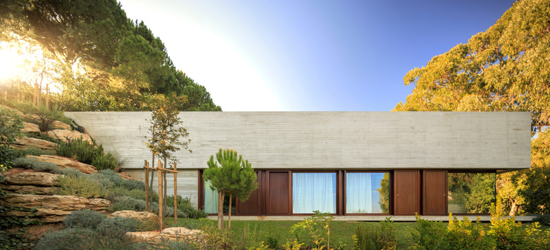 Dossier de presse | 7557-04 - Communiqué de presse | Un dialogue entre architecture et topographie : la maison d’Oeiras - OODA - Architecture résidentielle - Crédit photo : Fernando Guerra