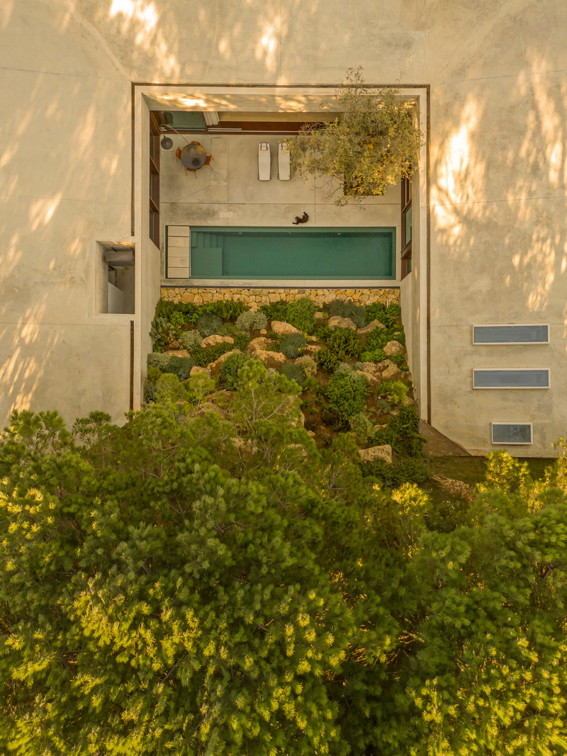Dossier de presse | 7557-04 - Communiqué de presse | Un dialogue entre architecture et topographie : la maison d’Oeiras - OODA - Architecture résidentielle - Crédit photo : Fernando Guerra