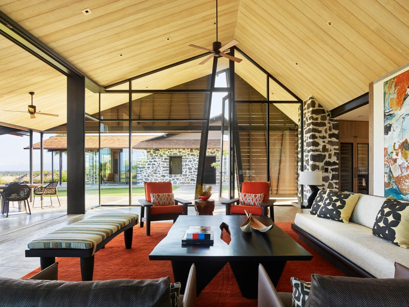 Dossier de presse | 2757-48 - Communiqué de presse | Three Hawaiian Residences By Philpotts Interiors Elevate Island Living - Philpotts Interiors - Design d’intérieur résidentiel - <p>Makani Eka: Philpotts Interiors sought to capture the “adventurous nature” of the clients throughout the interiors. The no-frills, simple and airy scheme, with a midcentury vibe, was inspired by the work of Hawaiian modernist Vladimir Ossipoff.</p><p><br></p><p>The home is a collaboration between Philpotts Interiors, Walker Warner Architects and Landscape Architect David Y. Tamura. </p> - Crédit photo : Matthew Millman 