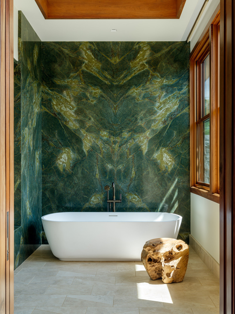 Dossier de presse | 2757-48 - Communiqué de presse | Three Hawaiian Residences By Philpotts Interiors Elevate Island Living - Philpotts Interiors - Design d’intérieur résidentiel - Coral House: The home’s interior design is thoughtfully considered, with a nod to Hawaiian culture which is reflected in many pieces such as Leis made from teak in the entry way, cloth wall coverings and wood carvings from locally sourced Ohia wood.  - Crédit photo : Travis Rowan