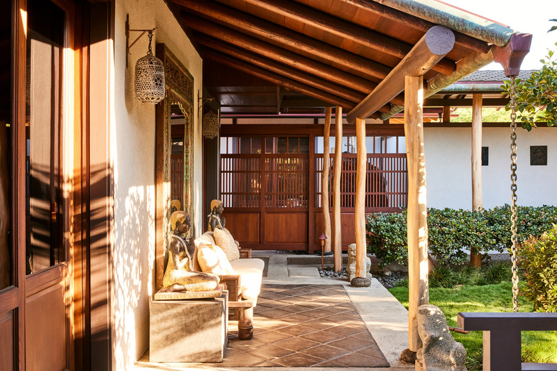 Dossier de presse | 2757-48 - Communiqué de presse | Three Hawaiian Residences By Philpotts Interiors Elevate Island Living - Philpotts Interiors - Design d’intérieur résidentiel - Pedicini: The luxurious porch features antique lanterns and antique bench.  - Crédit photo : Nicole Franzen