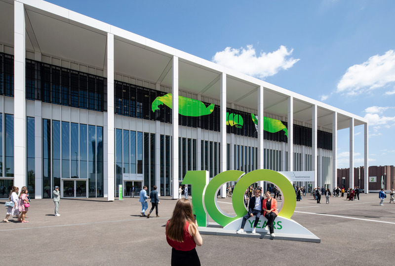 Press kit | 6515-02 - Press release | Confex, Koelnmesse, Cologne Trade Fair - JSWD - Event + Exhibition - Entrance facade with LED screen<br> - Photo credit: HG Esch
