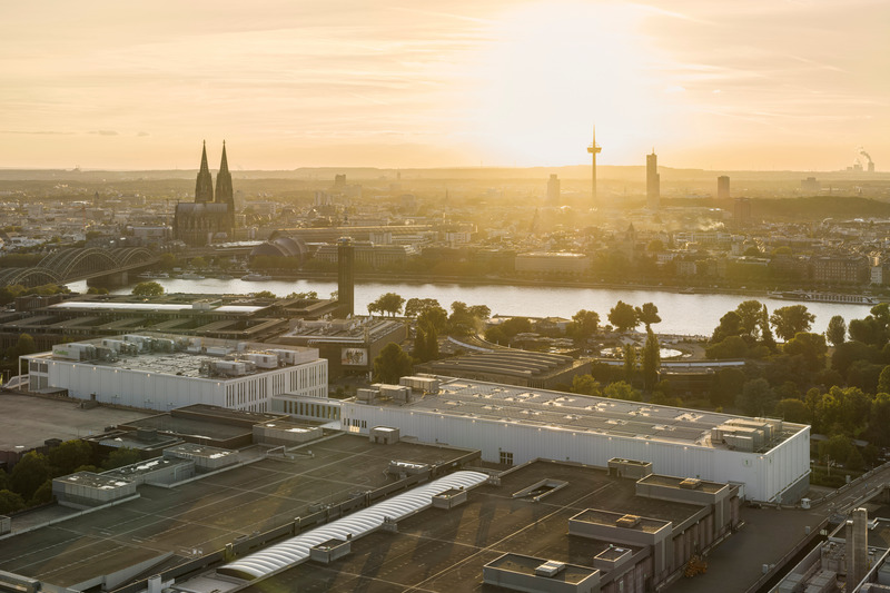Press kit | 6515-02 - Press release | Confex, Koelnmesse, Cologne Trade Fair - JSWD - Event + Exhibition -  Confex (left side) and Hall 1 (right side) - view of the city and the cathedral<br>  - Photo credit: HG Esch