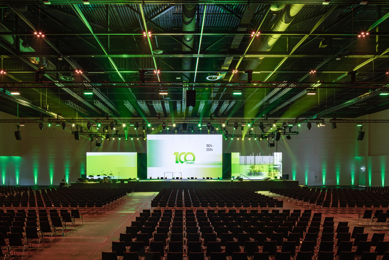 Press kit | 6515-02 - Press release | Confex, Koelnmesse, Cologne Trade Fair - JSWD - Event + Exhibition -  Confex hall with seating<br style="">  - Photo credit: HG Esch