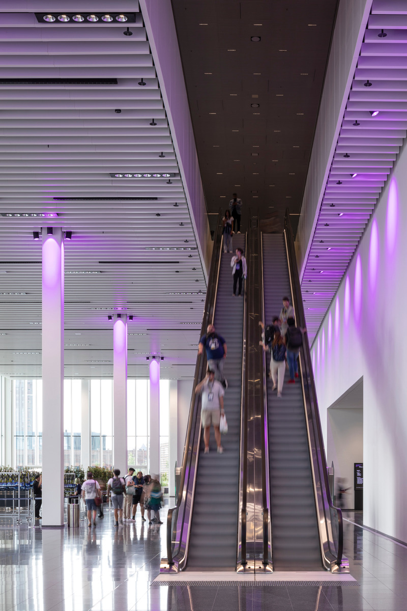 Press kit | 6515-02 - Press release | Confex, Koelnmesse, Cologne Trade Fair - JSWD - Event + Exhibition - Escalators in the entrance hall / foyer<br> - Photo credit: HG Esch