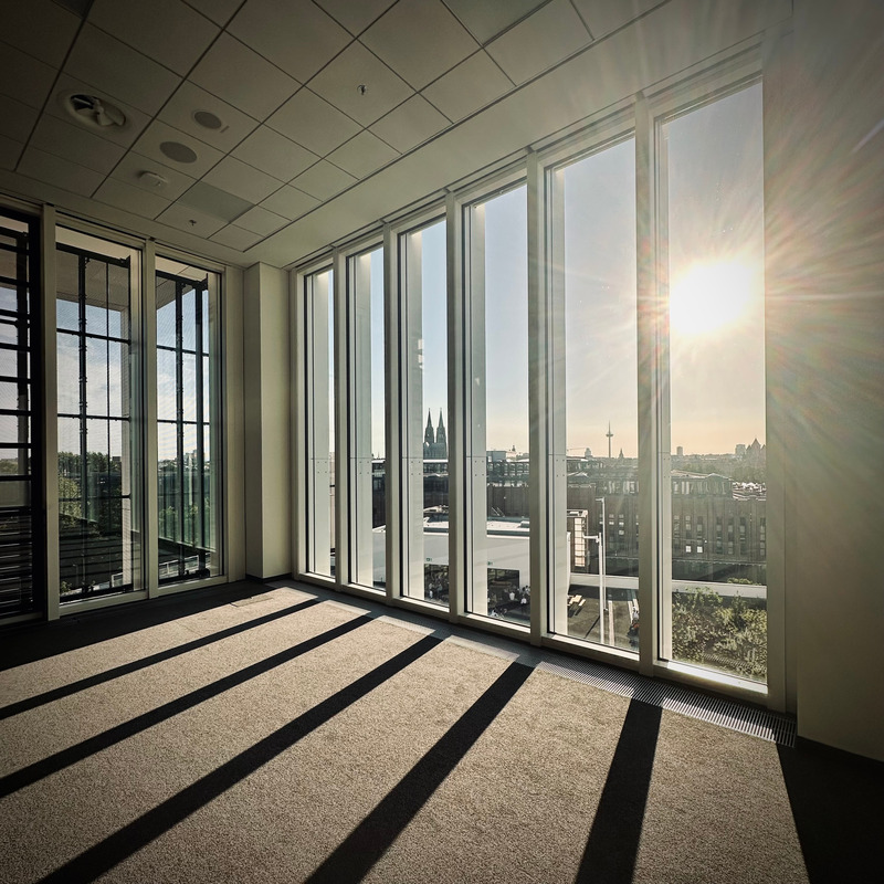 Press kit | 6515-02 - Press release | Confex, Koelnmesse, Cologne Trade Fair - JSWD - Event + Exhibition -  Conference room with cathedral view<br>  - Photo credit: JSWD