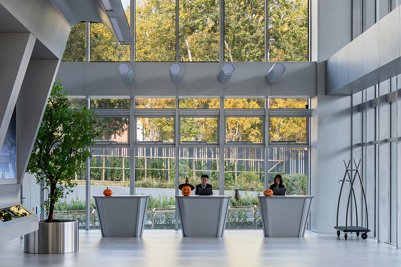 Press kit | 4150-12 - Press release | Deloitte University Asia Pacific China - aoe - Commercial Interior Design - Installation in the reception area modelled on the traditional Chinese element of the ‘perfect match’. - Photo credit:  Ray Xin 