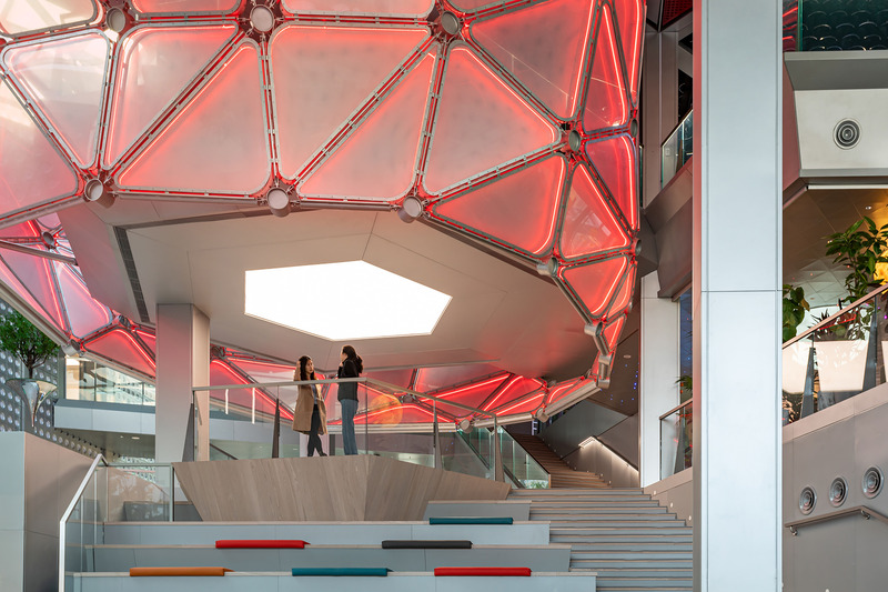 Press kit | 4150-12 - Press release | Deloitte University Asia Pacific China - aoe - Commercial Interior Design - The large lantern and the steps below form the HUB of the space.  - Photo credit: 邢睿