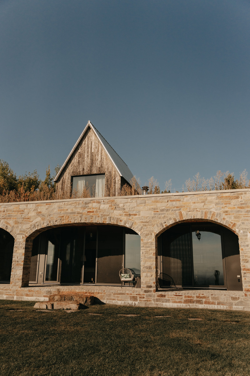 Dossier de presse | 877-13 - Communiqué de presse | Les Arches : une invitation au cœur de l’élégance et de la nature - TERACEA - Architecture résidentielle - Façade arrière de la maison - Crédit photo : Kimberly Denis