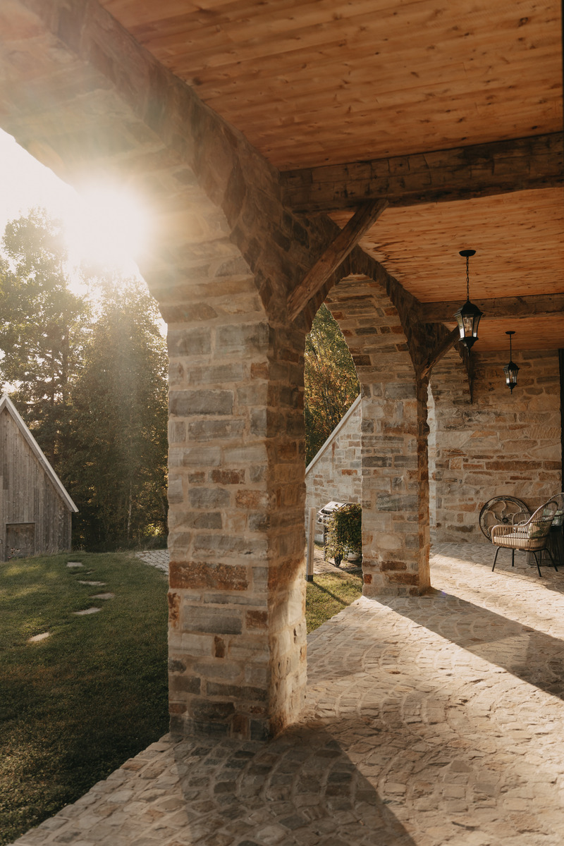 Dossier de presse | 877-13 - Communiqué de presse | Les Arches : une invitation au cœur de l’élégance et de la nature - TERACEA - Architecture résidentielle - Arches en pierre de la terrasse arrière - Crédit photo : Kimberly Denis