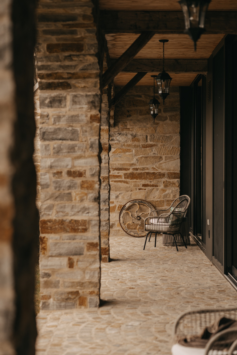Dossier de presse | 877-13 - Communiqué de presse | Les Arches : une invitation au cœur de l’élégance et de la nature - TERACEA - Architecture résidentielle - Arches en pierre de la terrasse arrière - Crédit photo : Kimberly Denis