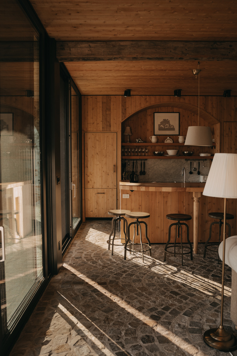 Dossier de presse | 877-13 - Communiqué de presse | Les Arches : une invitation au cœur de l’élégance et de la nature - TERACEA - Architecture résidentielle - Cuisine de la maison - Crédit photo : Kimberly Denis