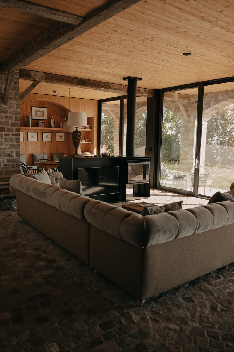Dossier de presse | 877-13 - Communiqué de presse | Les Arches : une invitation au cœur de l’élégance et de la nature - TERACEA - Architecture résidentielle - Salon de la maison - Crédit photo : Kimberly Denis